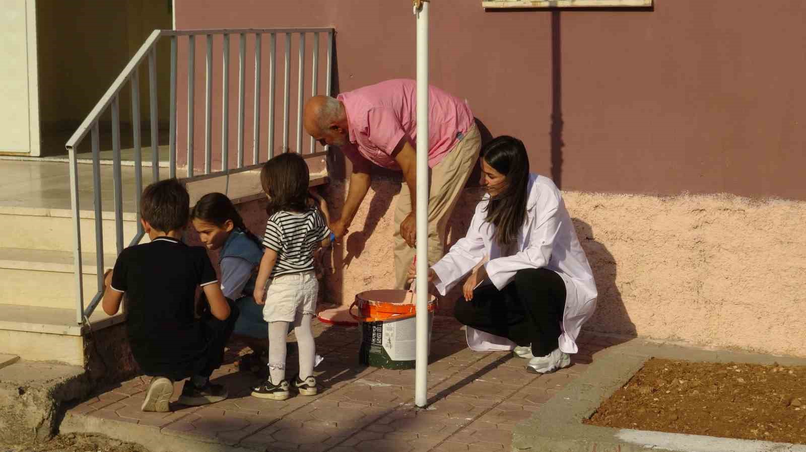 Gercüş’te fedakar öğretmen öğrencileri için okulu boyayarak duvarı süsledi
