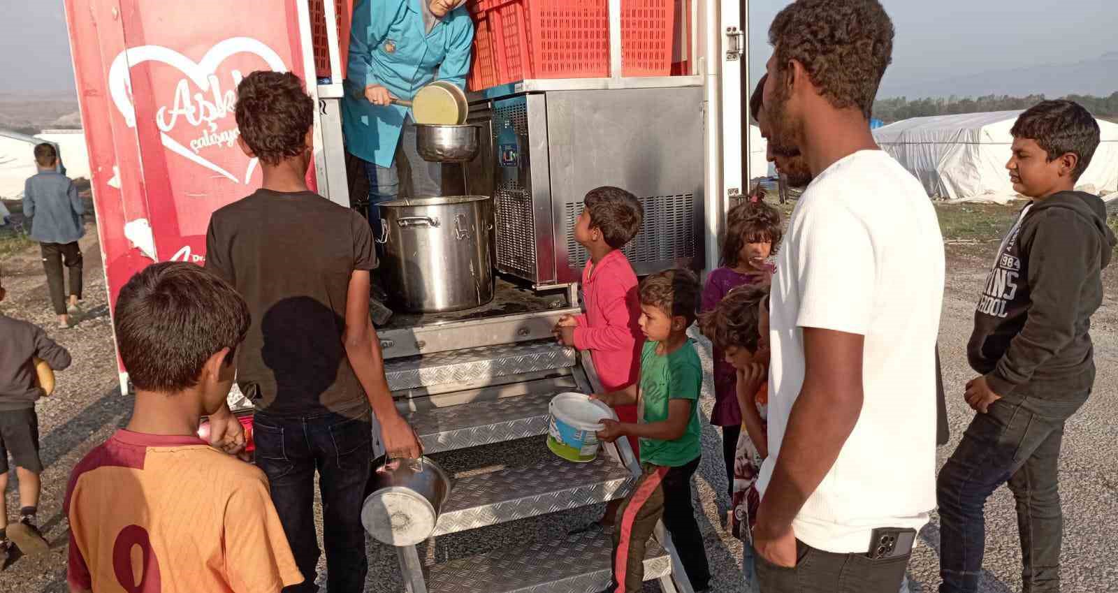 Çadırlarını su basan tarım işçilerinin yardımına belediye koştu
