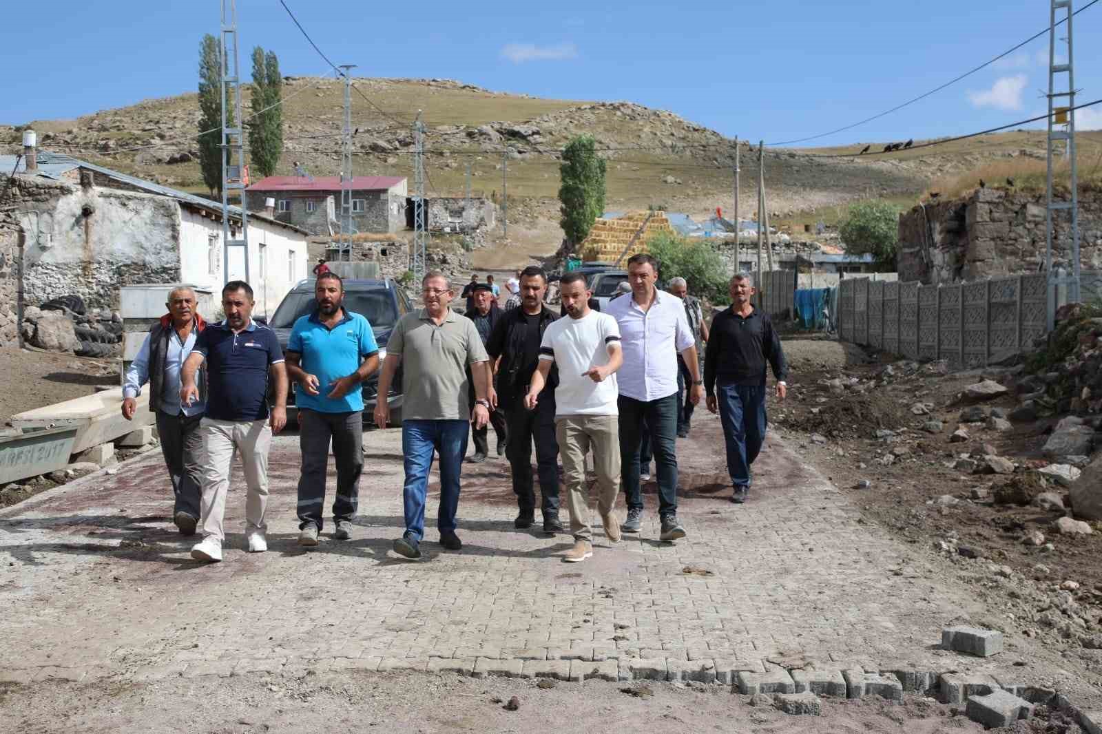 Kars’ta köy yollarına kilitli parke taş yapılıyor