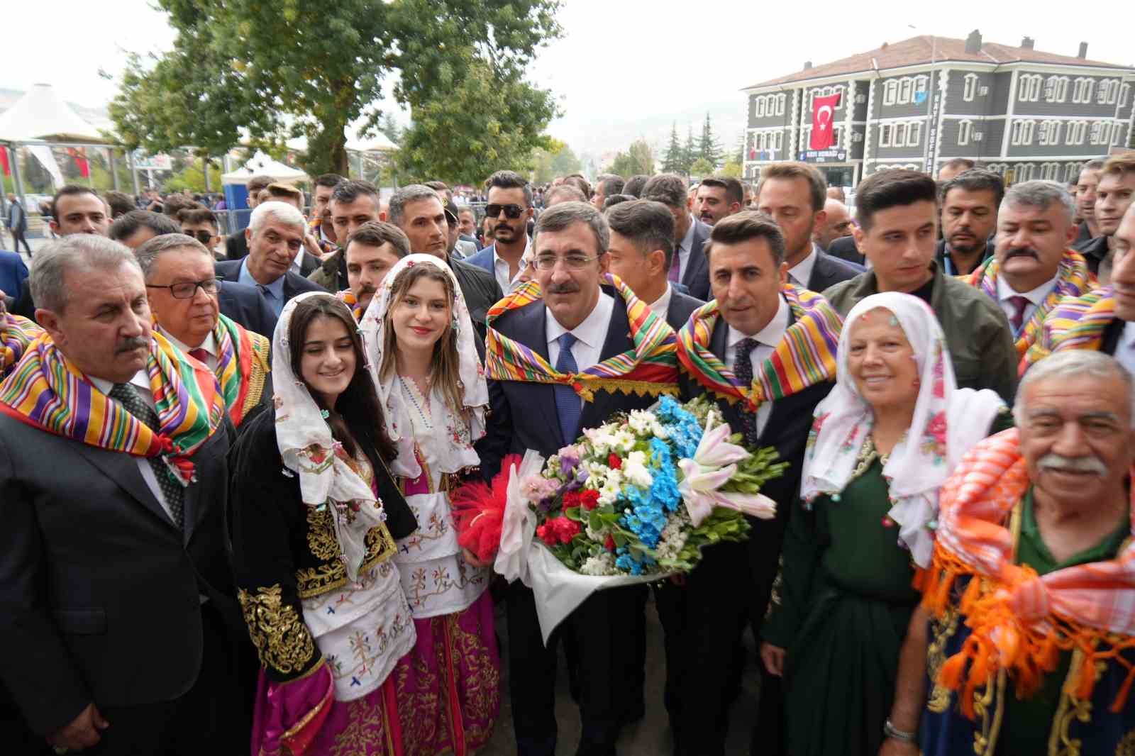 Şenliklerin son gününde Ertuğrul Gazi Türbesi ziyaret edildi