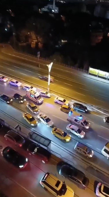 Otomobil belediye otob&uuml;s&uuml;ne &ccedil;arptı: 1 &ouml;l&uuml;, 3 yaralı
