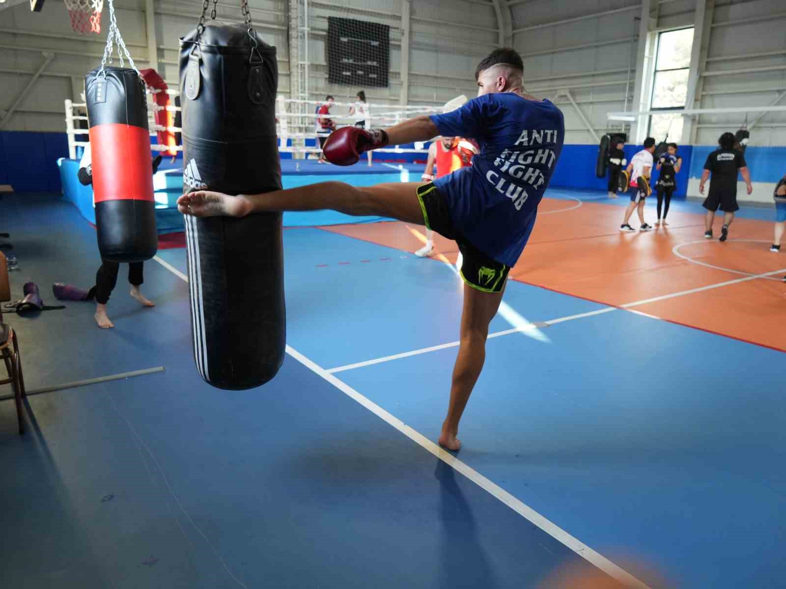 Gençler Muaythai Milli Takımı, 26 sporcu ile dünya şampiyonasında mücadele edecek
