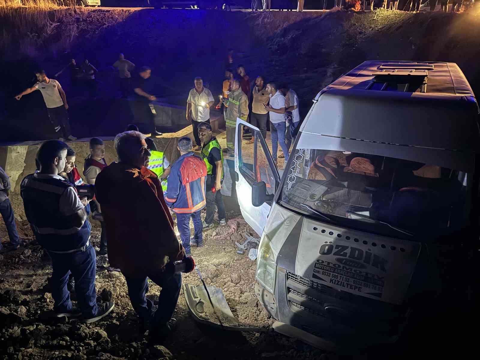 Mardin’de tarım işçilerini taşıyan minibüs devrildi: 21 yaralı