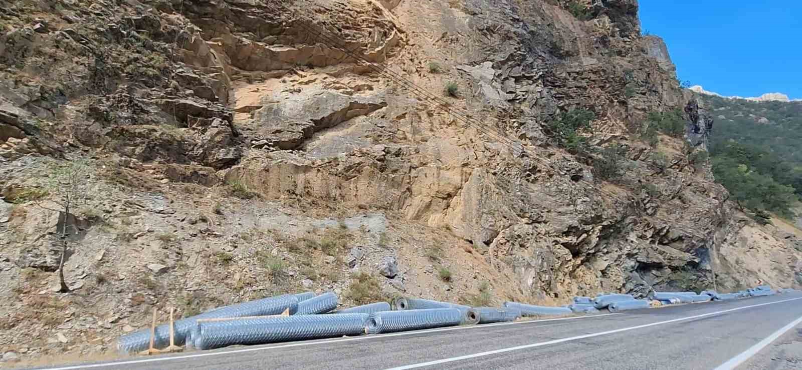 Sık sık kaya düşmeleri yaşanan yola çelik halatlar çekilmeye başlandı
