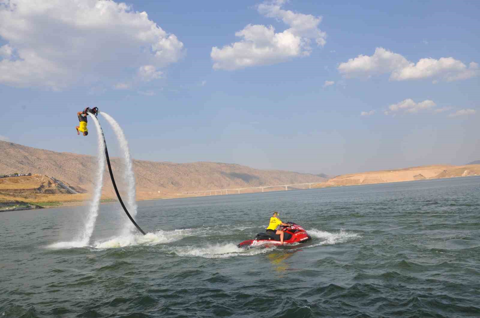 Denizi olmayan Batman’da flyboard gösterisi yoğun ilgi gördü