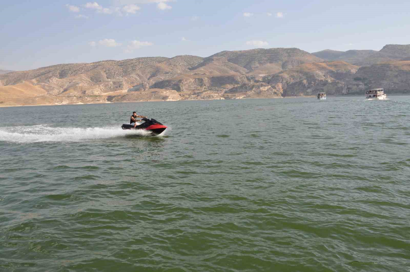 Denizi olmayan Batman’da flyboard gösterisi yoğun ilgi gördü