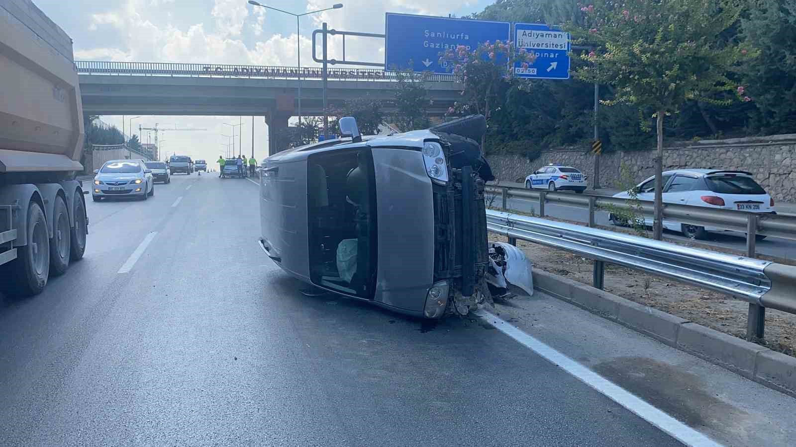 Bariyerlere çarparak takla attı: 1 yaralı