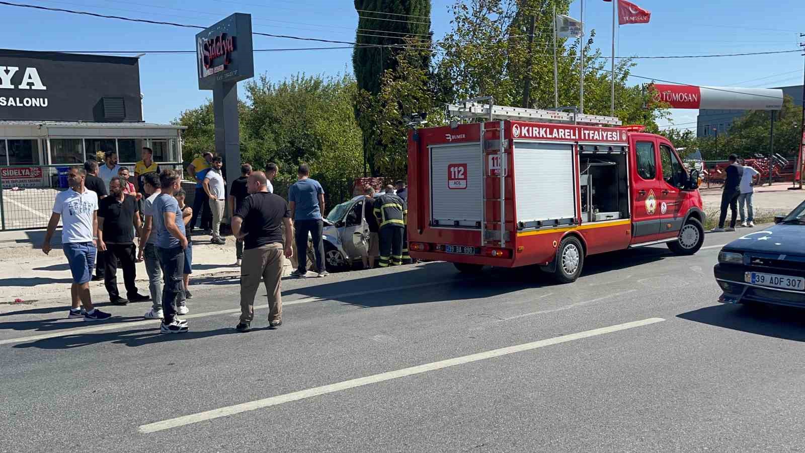 Kırklareli&rsquo;nde otomobil duvara &ccedil;arptı: 1 &ouml;l&uuml;, 1 yaralı
