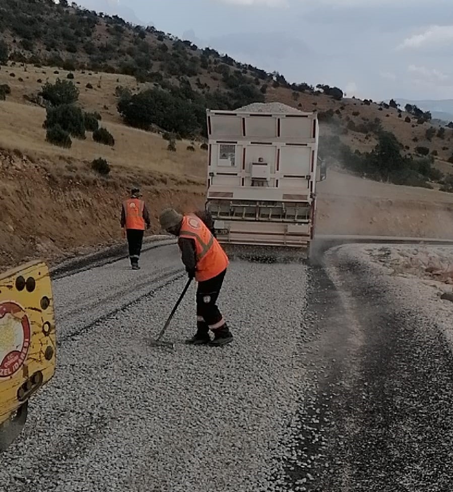&Ccedil;orum&rsquo;un en b&uuml;y&uuml;k k&ouml;y&uuml;n&uuml;n yoluna sathi kaplama yapılıyor
