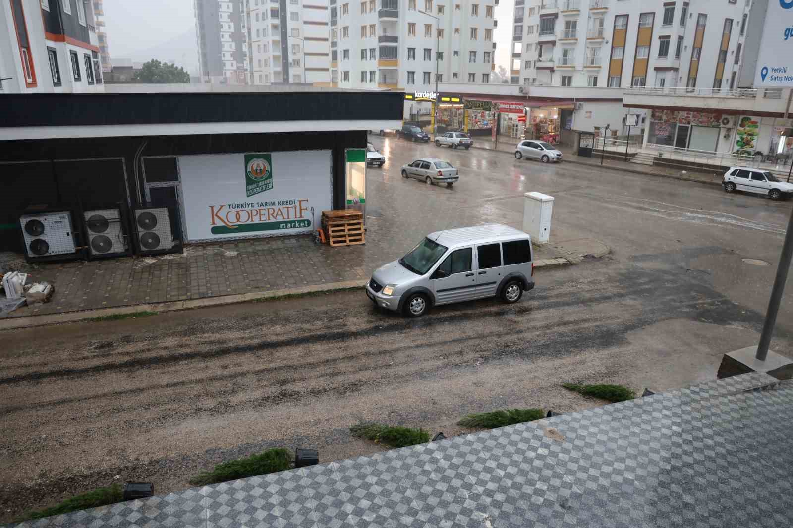 Fırtına &ccedil;atı u&ccedil;urdu, yangın &ccedil;ıkardı
