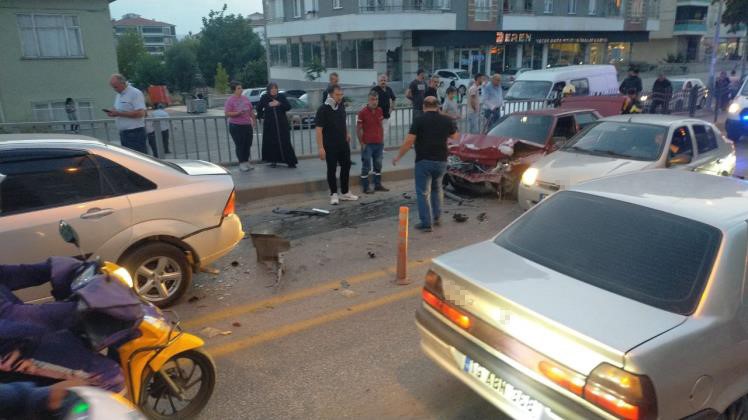 Osmancık k&ouml;pr&uuml;s&uuml;nde trafik kazası: 3 yaralı

