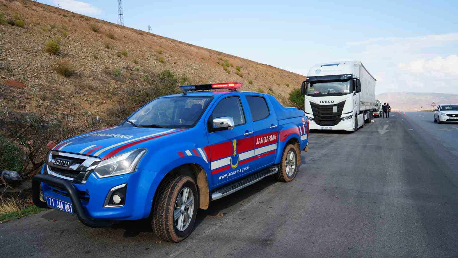 Tıra ok gibi saplanan otomobil hurdaya d&ouml;nd&uuml;: 4 yaralı
