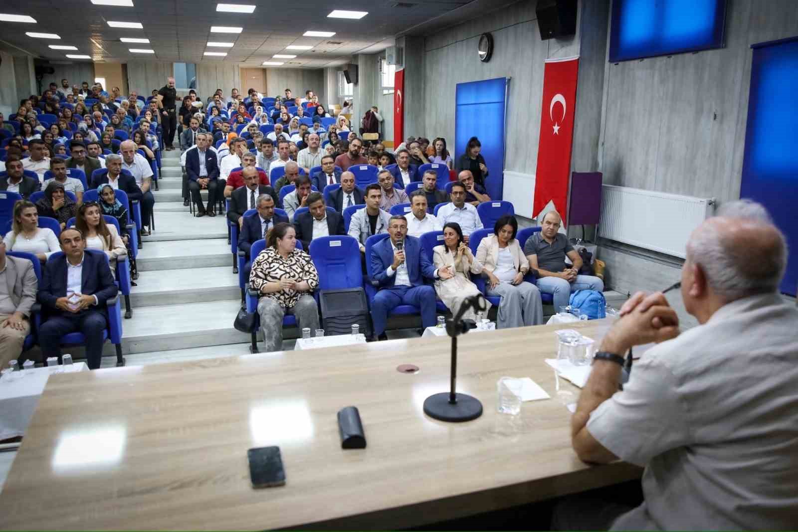 Vali Çelik, Diyarbakır annelerinin mücadelesini anlatan “Sesler ve Yüzler” belgeselini izledi
