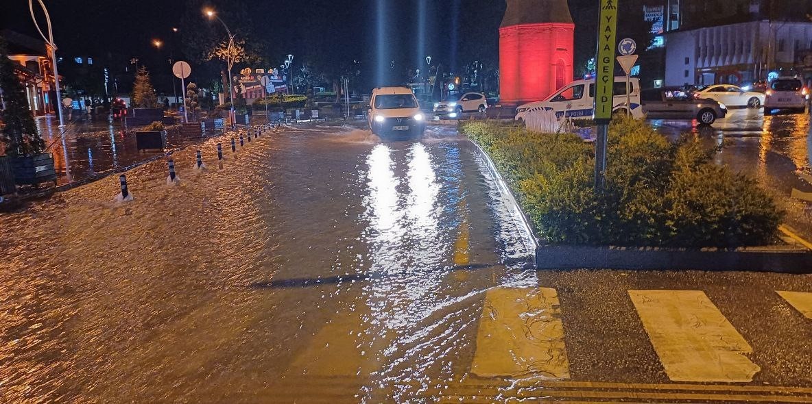 Çorum’da sağanak yağış hayatı felç etti