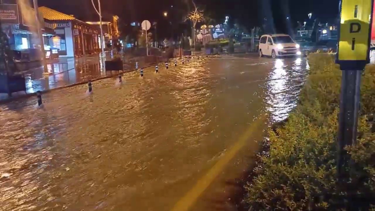 &Ccedil;orum&rsquo;da sağanak yağış hayatı fel&ccedil; etti
