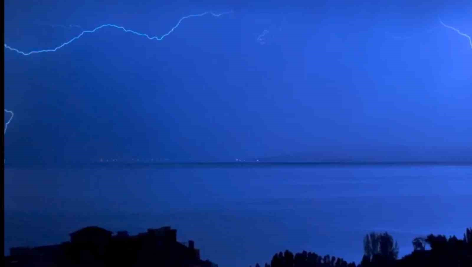 Van G&ouml;l&uuml; &uuml;zerinde &ccedil;akan şimşekler geceyi g&uuml;nd&uuml;ze &ccedil;evirdi
