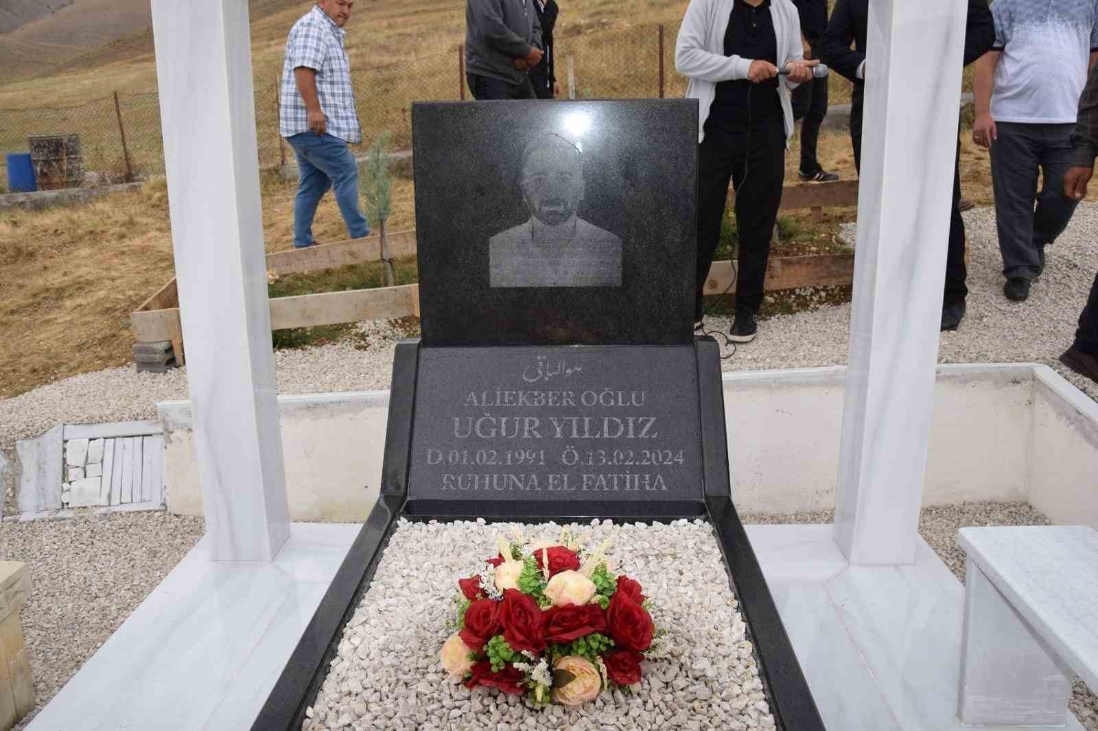 İli&ccedil; madeninde hayatını kaybeden Uğur Yıldız&rsquo;ın mezarı yaptırılarak lokma dağıtıldı
