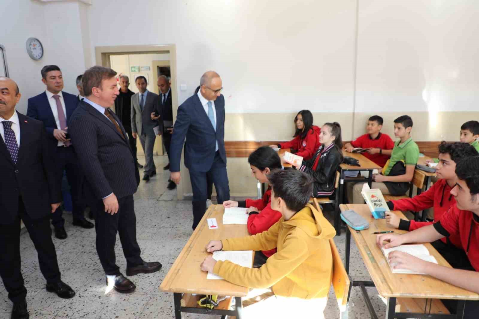 Vali Aydoğdu: &ldquo;Okulun ilk g&uuml;n&uuml;; umutların yeniden filizlendiği, kalplerin birlikte attığı, geleceğin ellerimizde şekilleneceğini muştulayan bir bayramdır.&rdquo;
