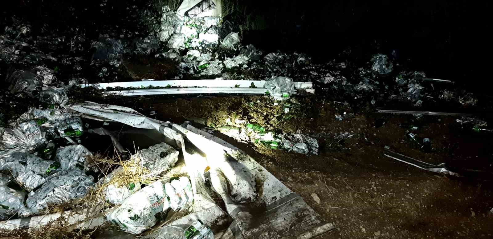 Bolu&rsquo;da maden suyu y&uuml;kl&uuml; tır devrildi, yol trafiğe kapandı

