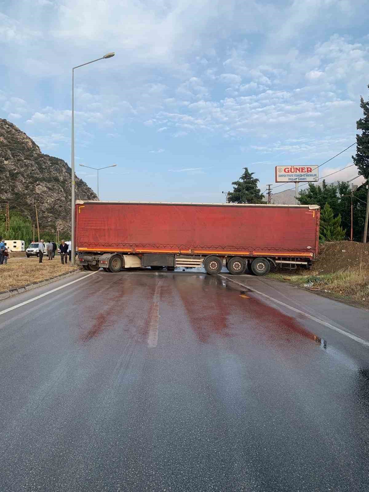 Amasya&rsquo;da 2 tır ve panelvan minib&uuml;s zincirleme kazaya karıştı: 4 yaralı
