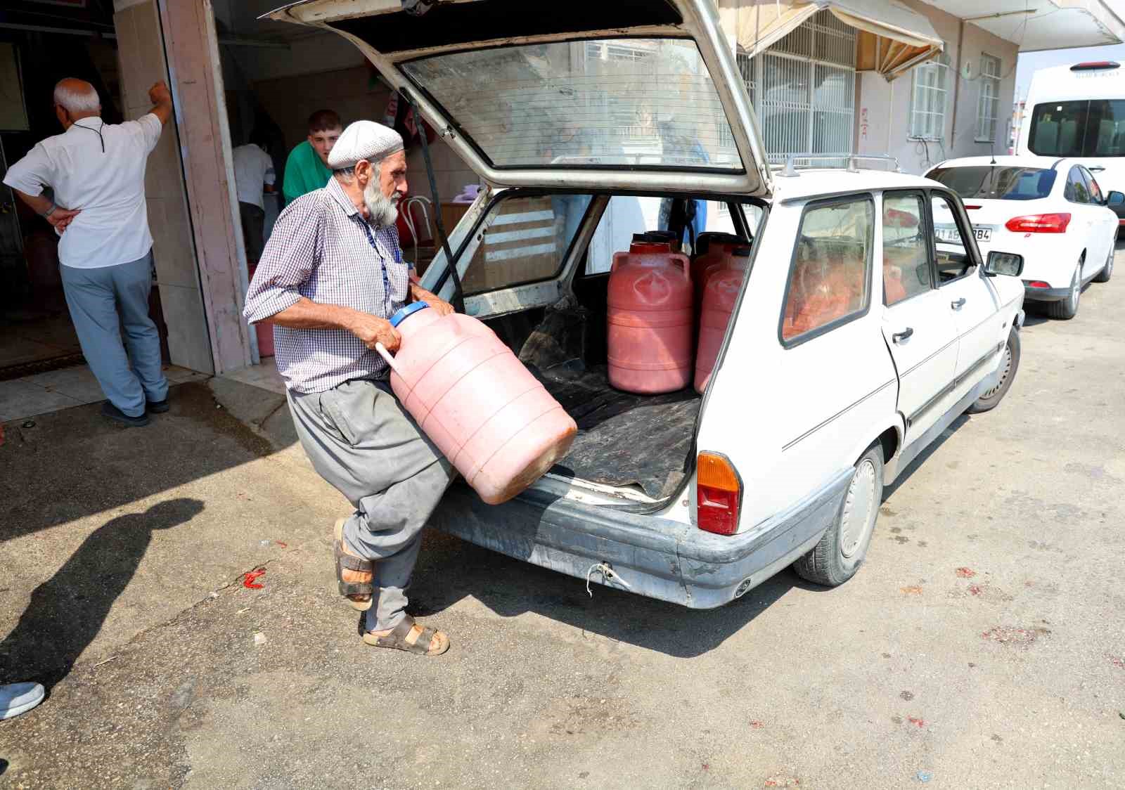 Adana’da salça sezonu başladı, damlar kızardı
