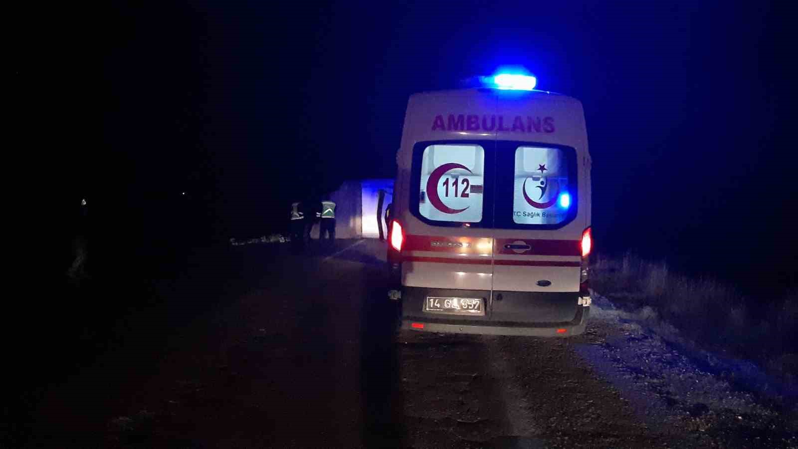 Soda y&uuml;kl&uuml; tır devrildi: S&uuml;r&uuml;c&uuml;n&uuml;n burnu bile kanamadı
