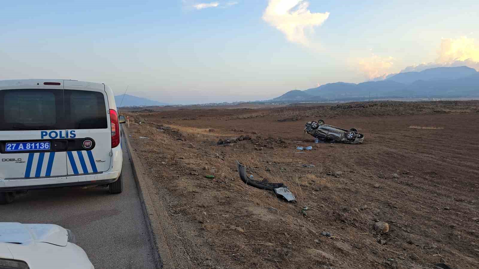 Gaziantep&rsquo;te &ccedil;arpışan 2 otomobilden biri takla attı: 4 yaralı
