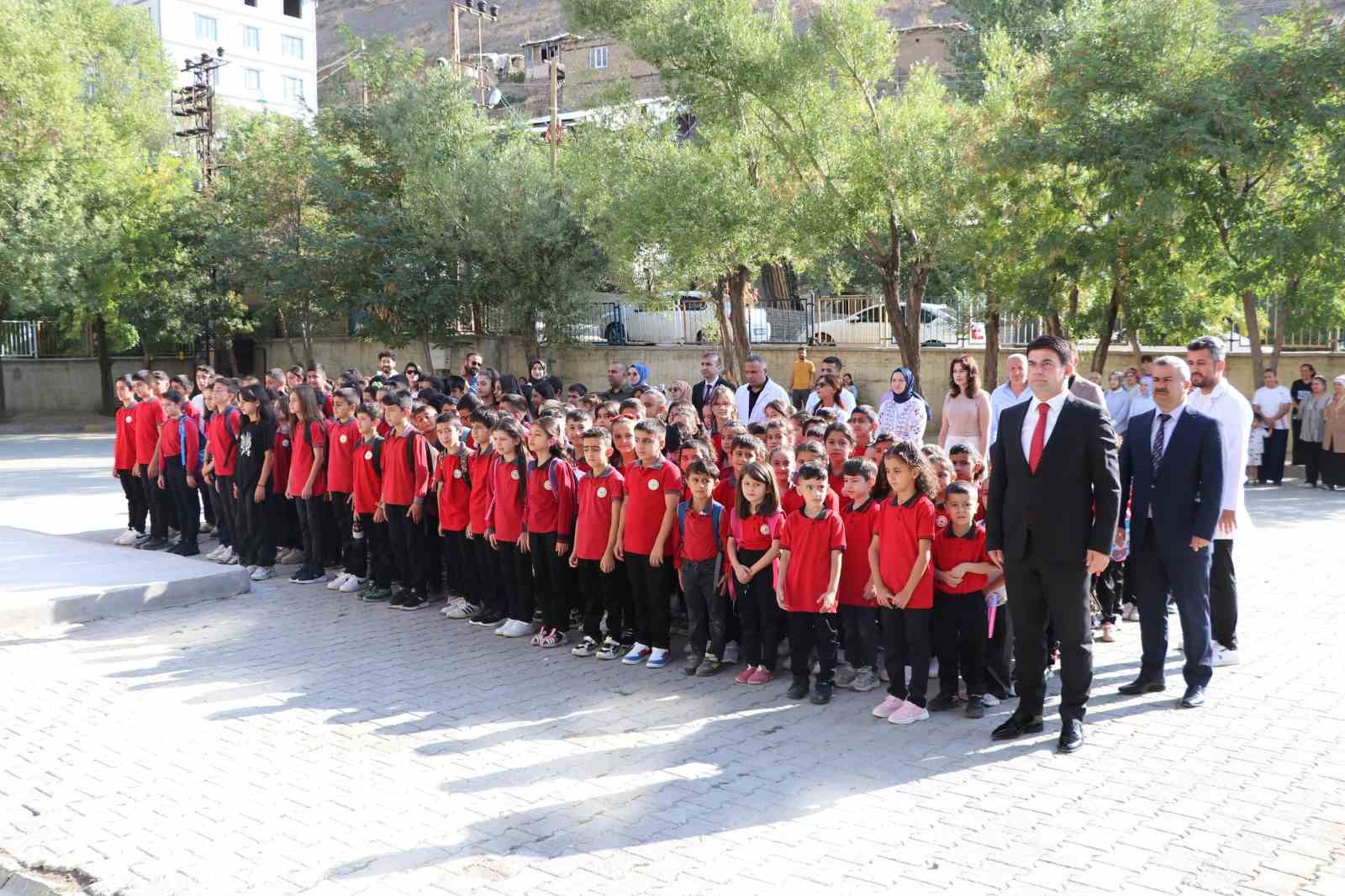 Hakkari&rsquo;de 65 bin 827 &ouml;ğrenci ders başı yaptı

