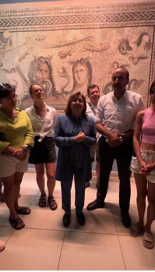 İlk Rus turist kafileye şehrin k&uuml;lt&uuml;r&uuml;n&uuml; Fatma Şahin tanıttı
