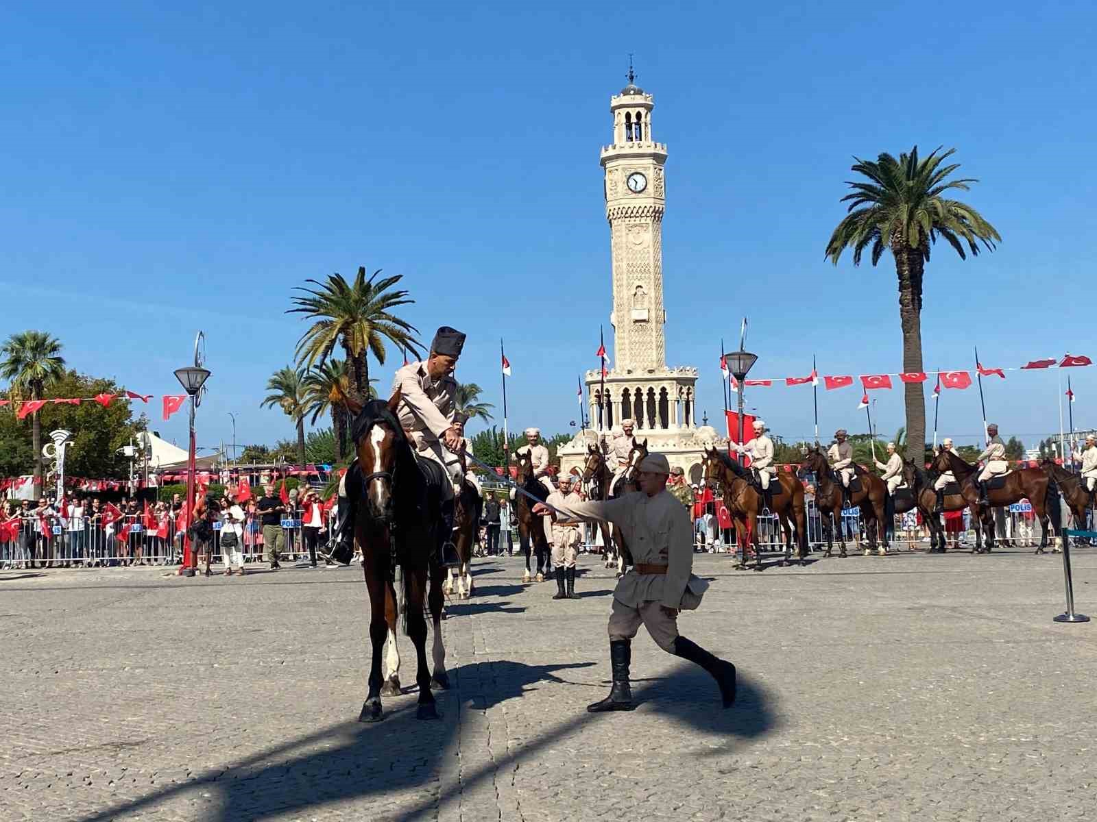 İzmir’in düşman işgalinden kurtuluşunun 102. yıl dönümü kutlandı
