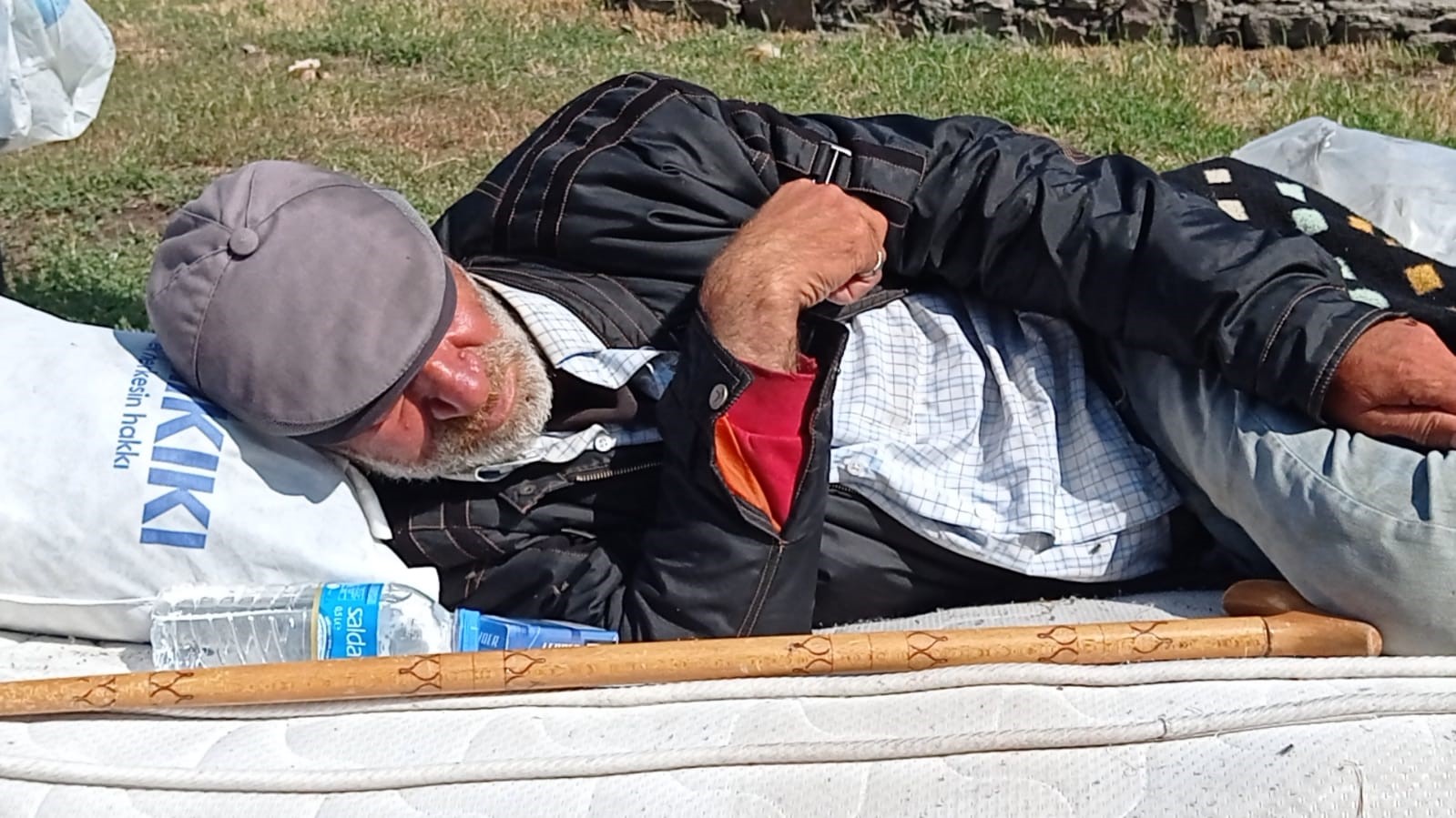 Kars&rsquo;ta yaşlı adam 20 g&uuml;nd&uuml;r sokakta yatıyor
