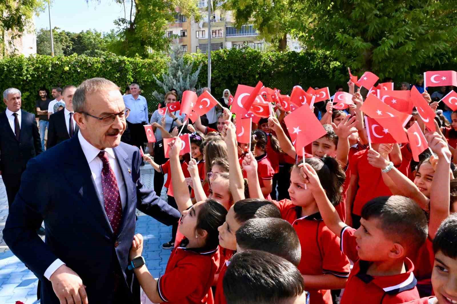 Deprem b&ouml;lgesi Malatya&rsquo;da 159 bin &ouml;ğrenci i&ccedil;in ilk zil &ccedil;aldı
