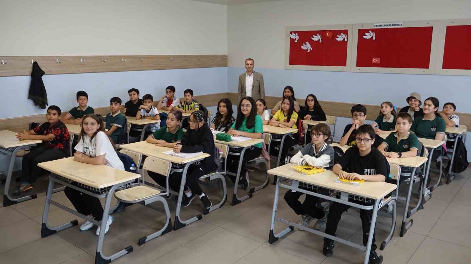Kanseri yenen &ouml;ğretmene &ouml;ğrencilerden coşkulu karşılama
