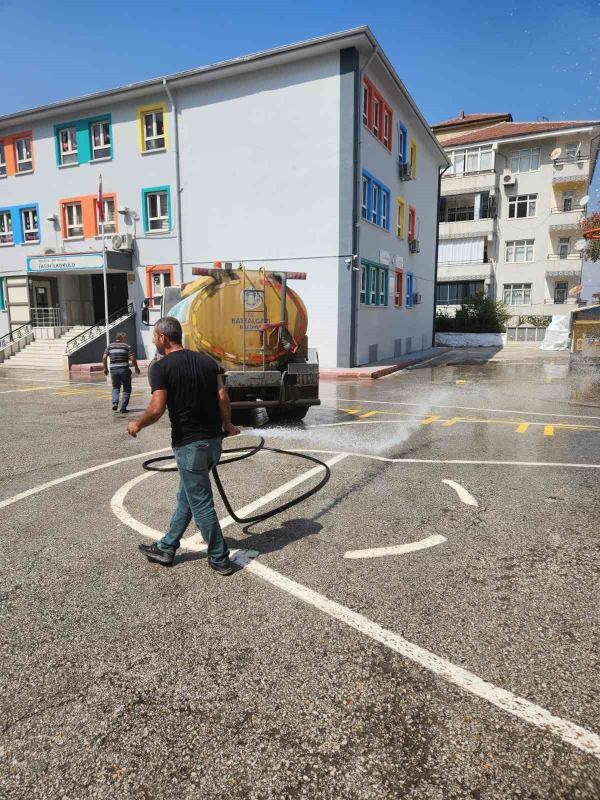 Battalgazi&rsquo;de okul bah&ccedil;eleri temizlendi
