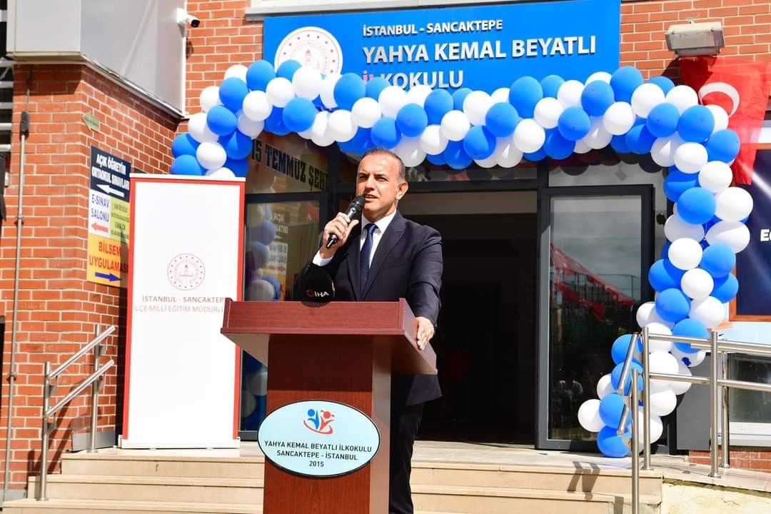 Başkan Alper Yeğin, okulun ilk g&uuml;n&uuml;nde &ouml;ğrencileri yalnız bırakmadı
