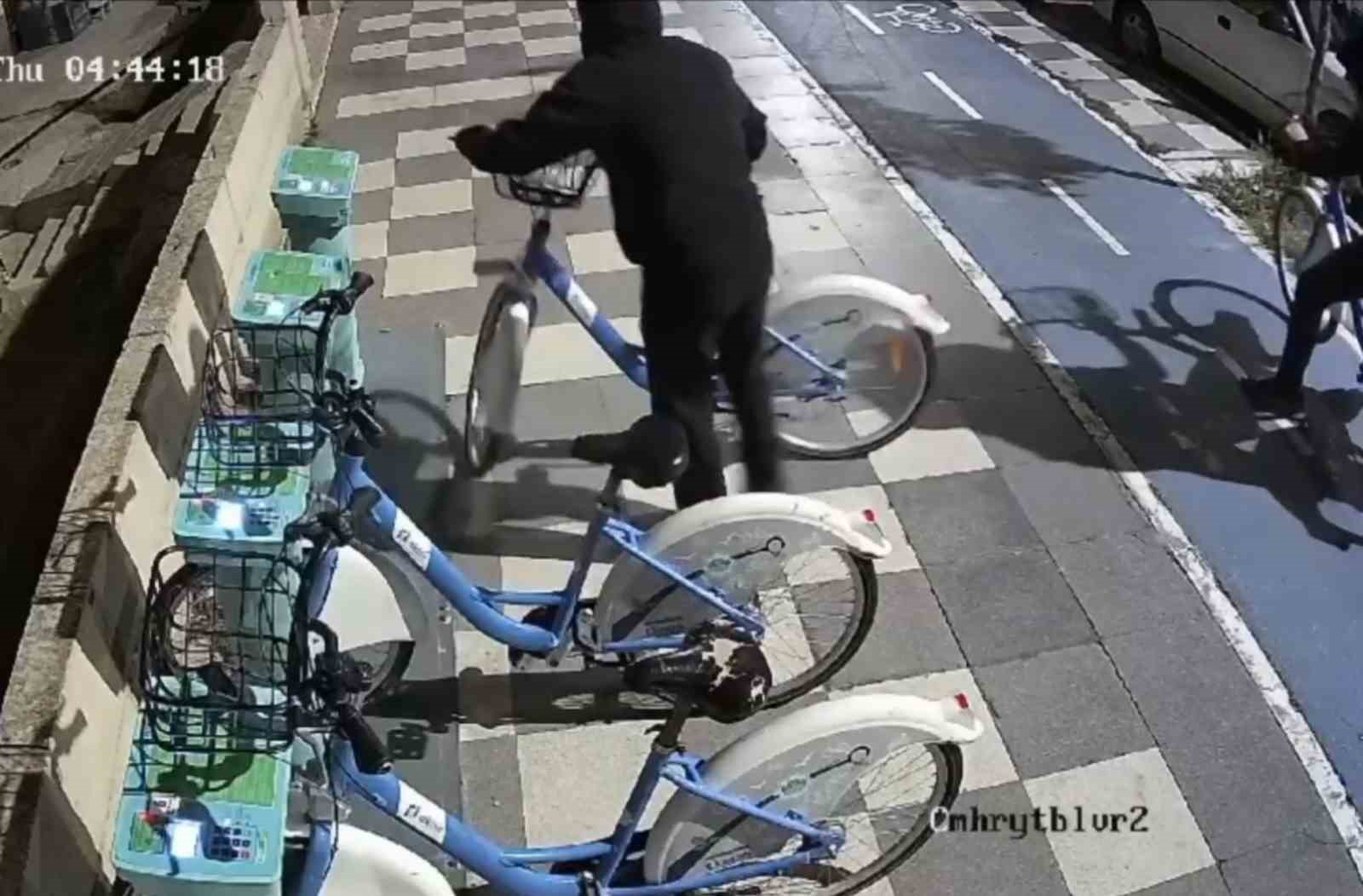 Akıllı bisikletlerin kilidini kırıp &ccedil;alan hırsızlar kamerada
