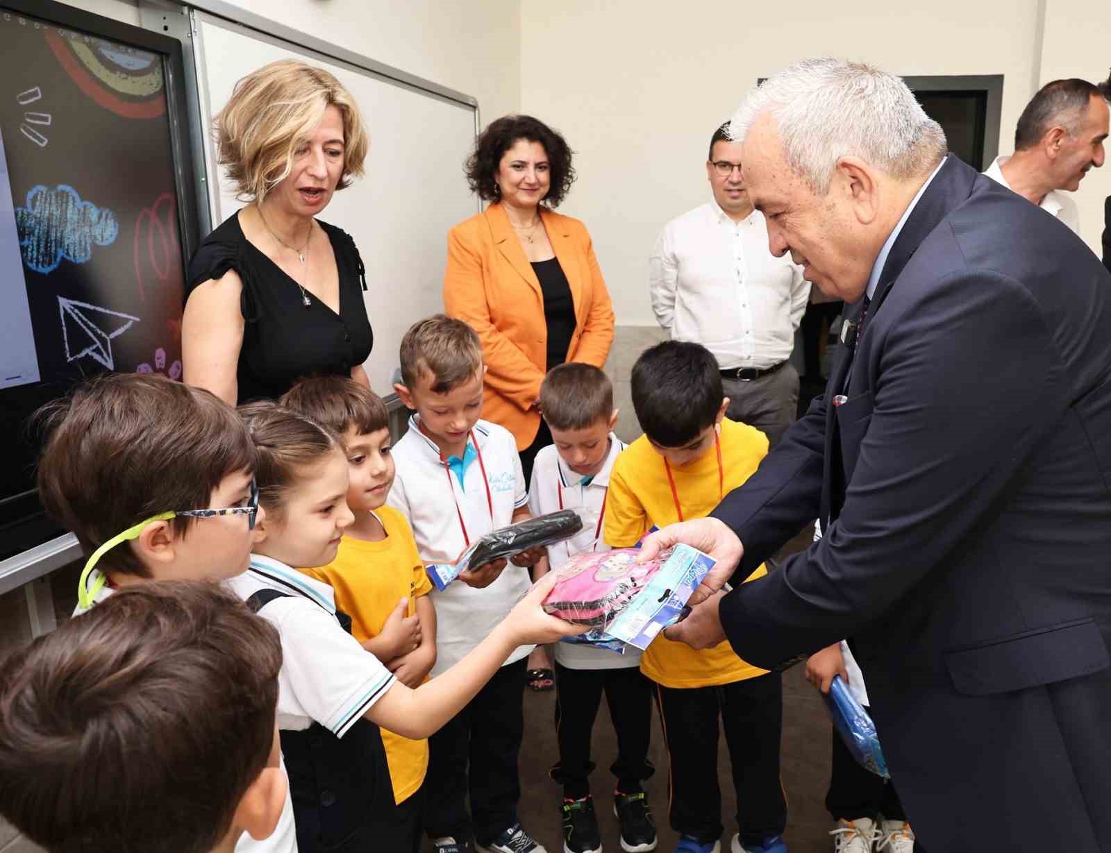 Başkan Şadi &Ouml;zdemir &ouml;ğrencilerin ilk g&uuml;n heyecanını paylaştı
