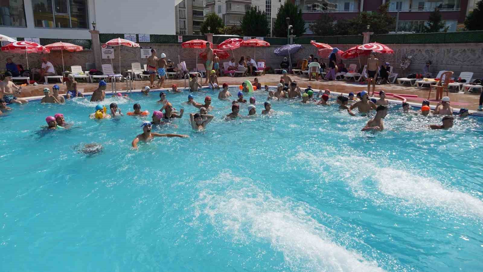 Atakum’da çocuklara havuz jesti