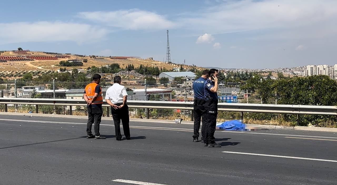 Bariyerlere çarparak savrulan motosikletli hayatını kaybetti

