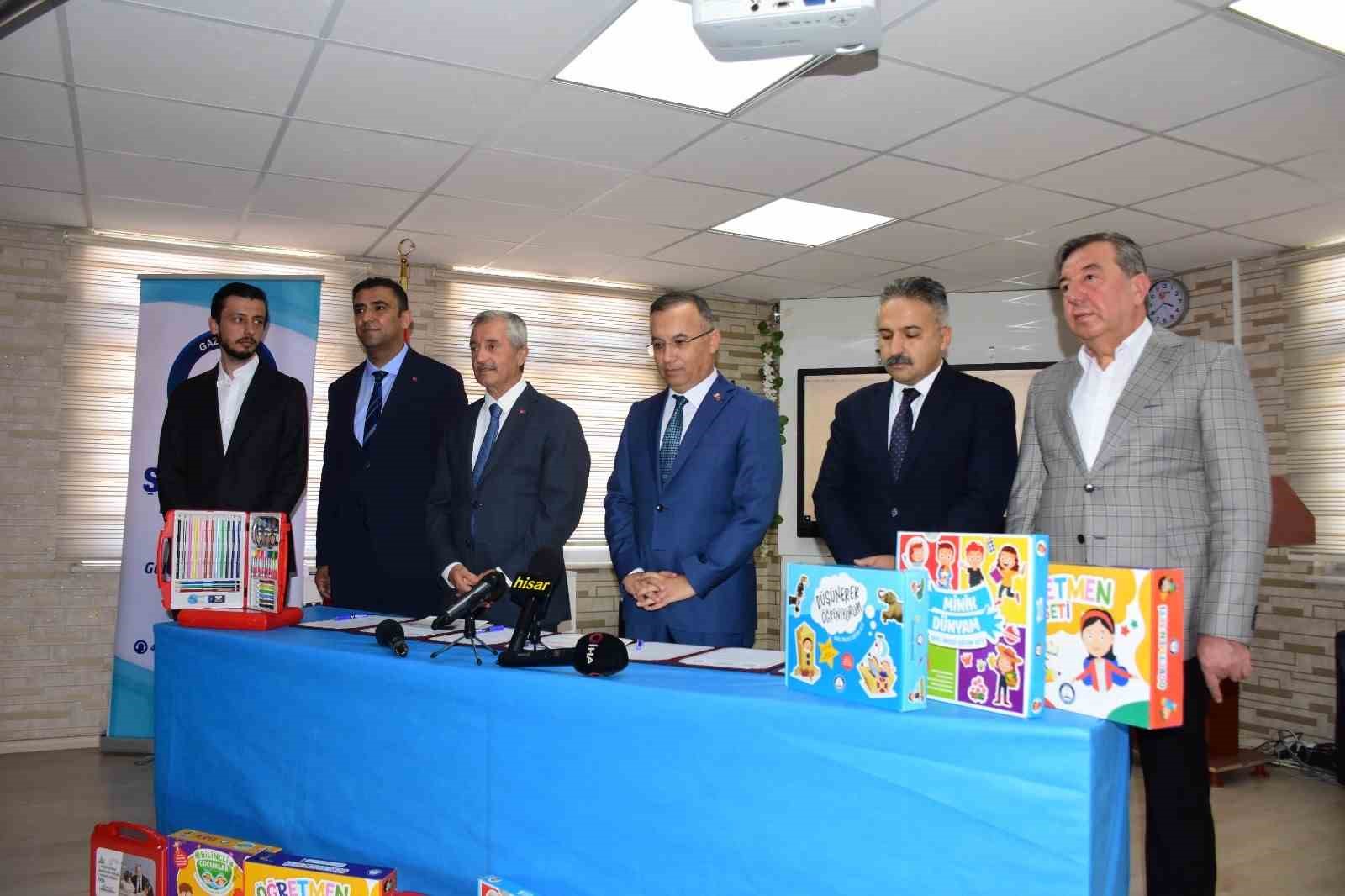 Şahinbey öğrencilere 140 bin adet hediye seti dağıttı