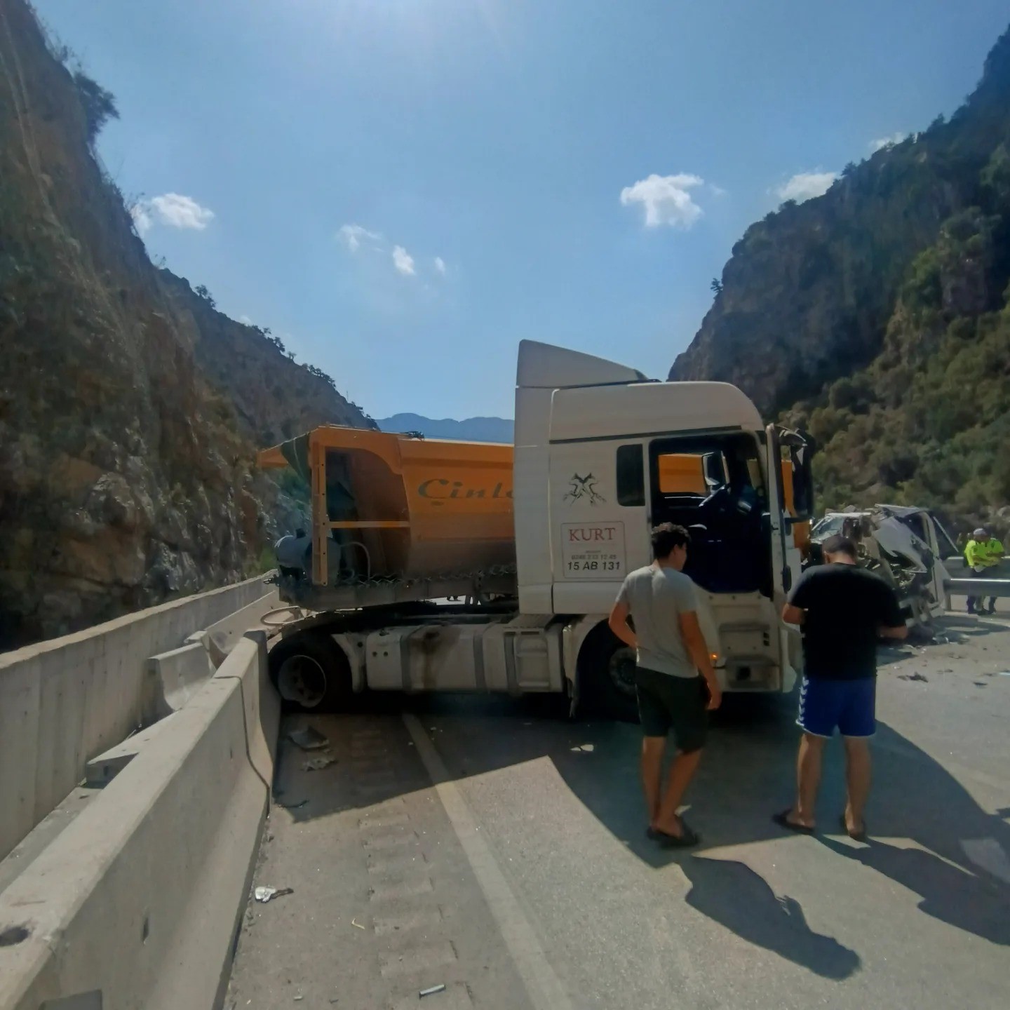 Korkuteli-Antalya karayolunda iki tır &ccedil;arpıştı: 3 yaralı
