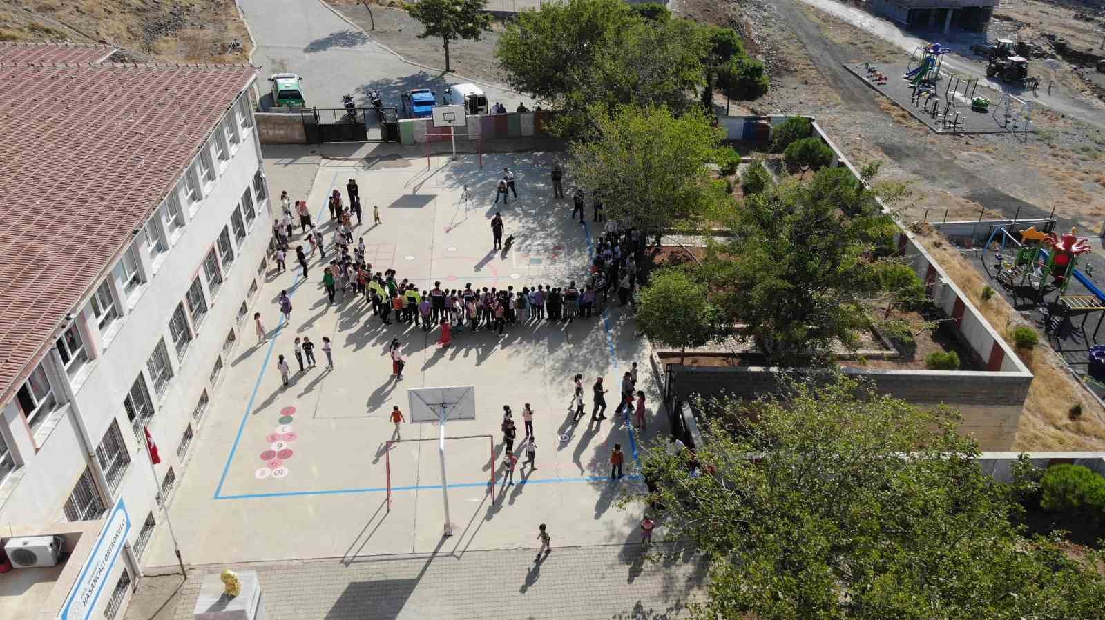 Kilis&rsquo;te eğitimin ilk g&uuml;n&uuml;nde geniş g&uuml;venlik &ouml;nlemleri alındı
