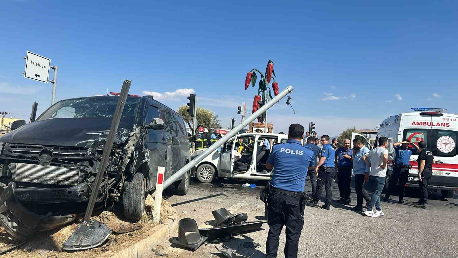 Gaziantep&rsquo;te hafif ticari ara&ccedil; ile minib&uuml;s &ccedil;arpıştı: 4 yaralı
