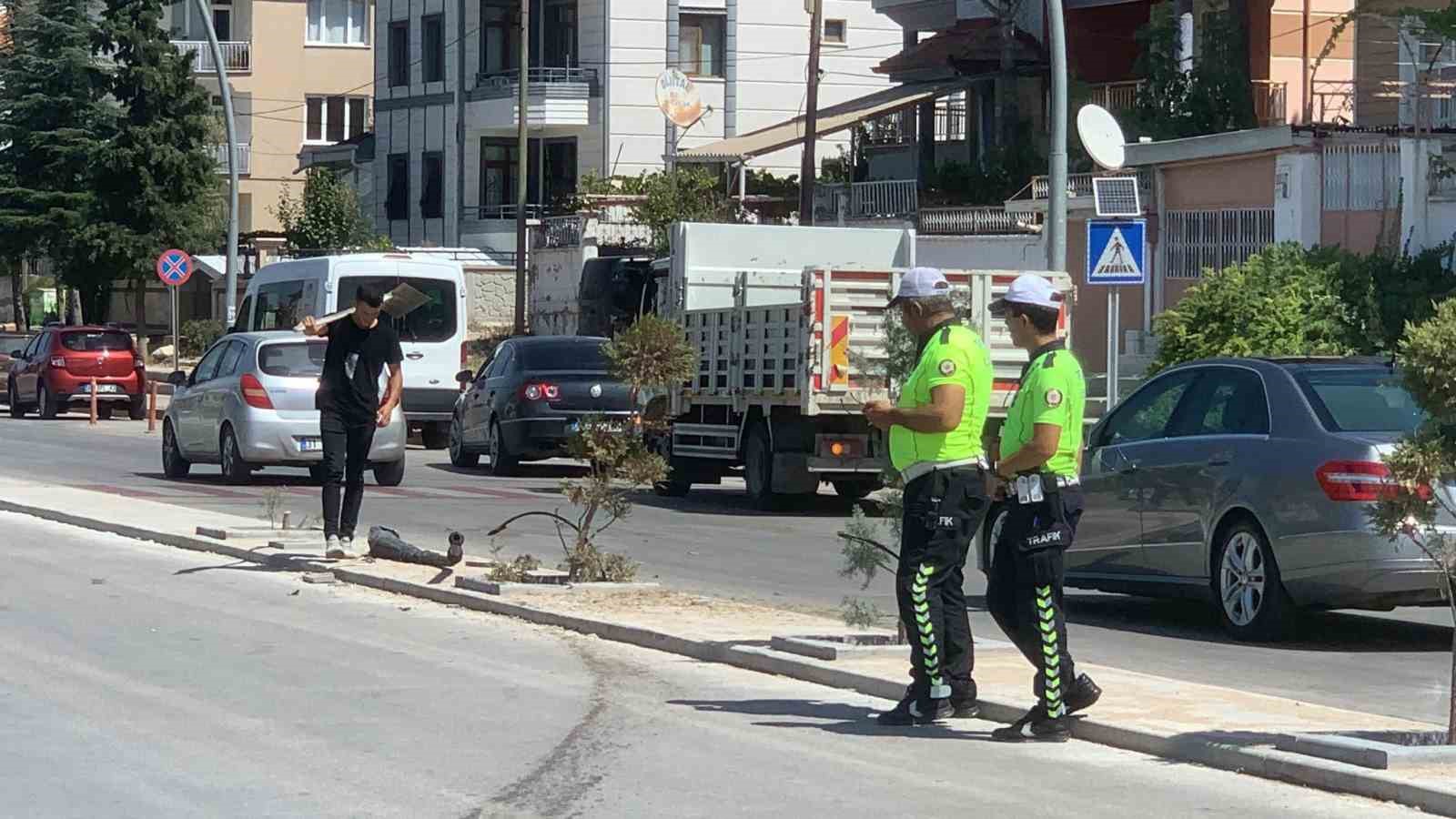 Otomobil aydınlatma direğini devirdi: 2 yaralı
