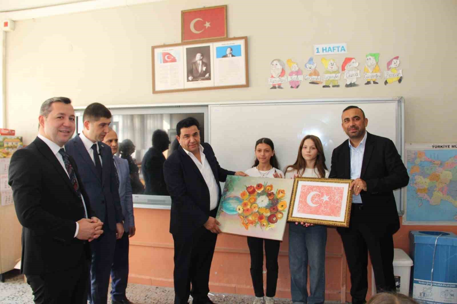 Hayırsever iş adamlarından bin 850 &ouml;ğrenciye kırtasiye desteği
