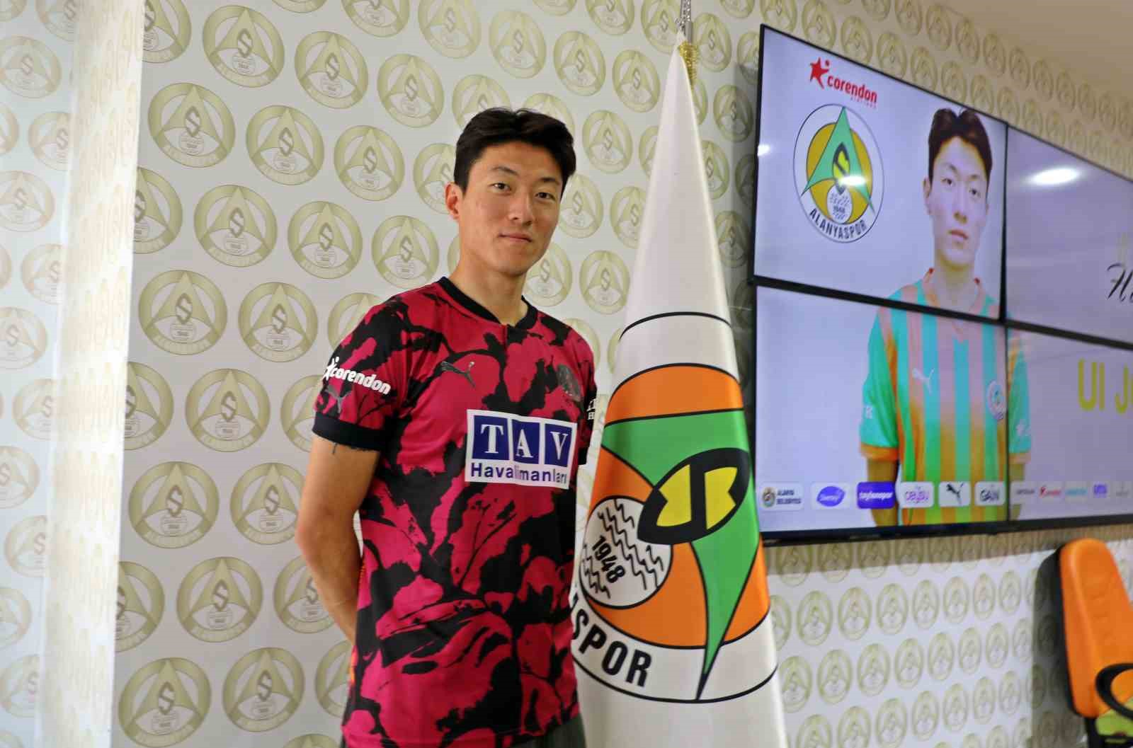 Alanyaspor’da yeni transfer Hwang için imza töreni düzenlendi
