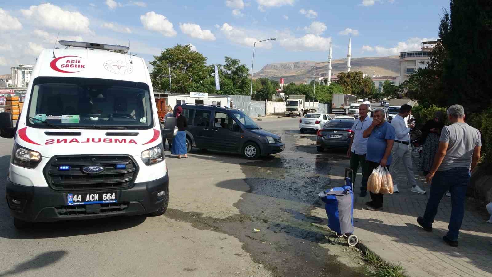 Malatya&rsquo;da otob&uuml;s ile hafif ticari ara&ccedil; &ccedil;arpıştı: 2 yaralı
