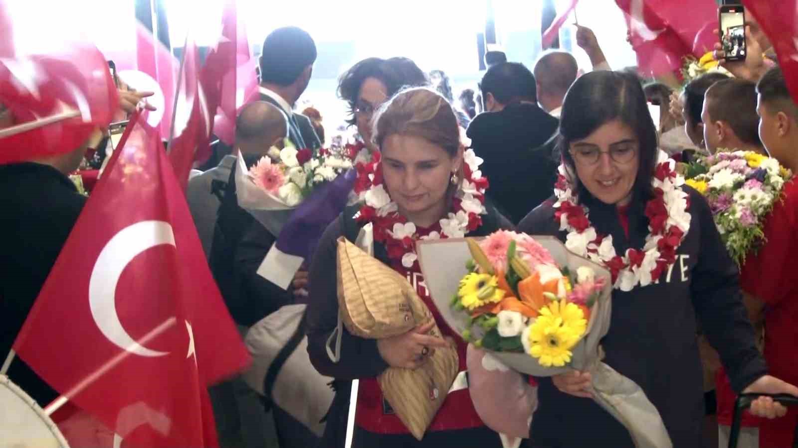 Paralimpik Oyunları’nda rekor kıran milli sporcular yurda döndü