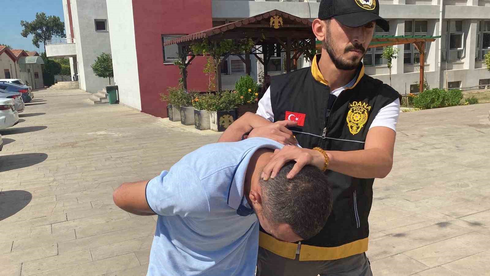 Tartıştığı arkadaşını &ouml;ld&uuml;resiye d&ouml;v&uuml;p bı&ccedil;aklayarak &ouml;ld&uuml;rd&uuml;
