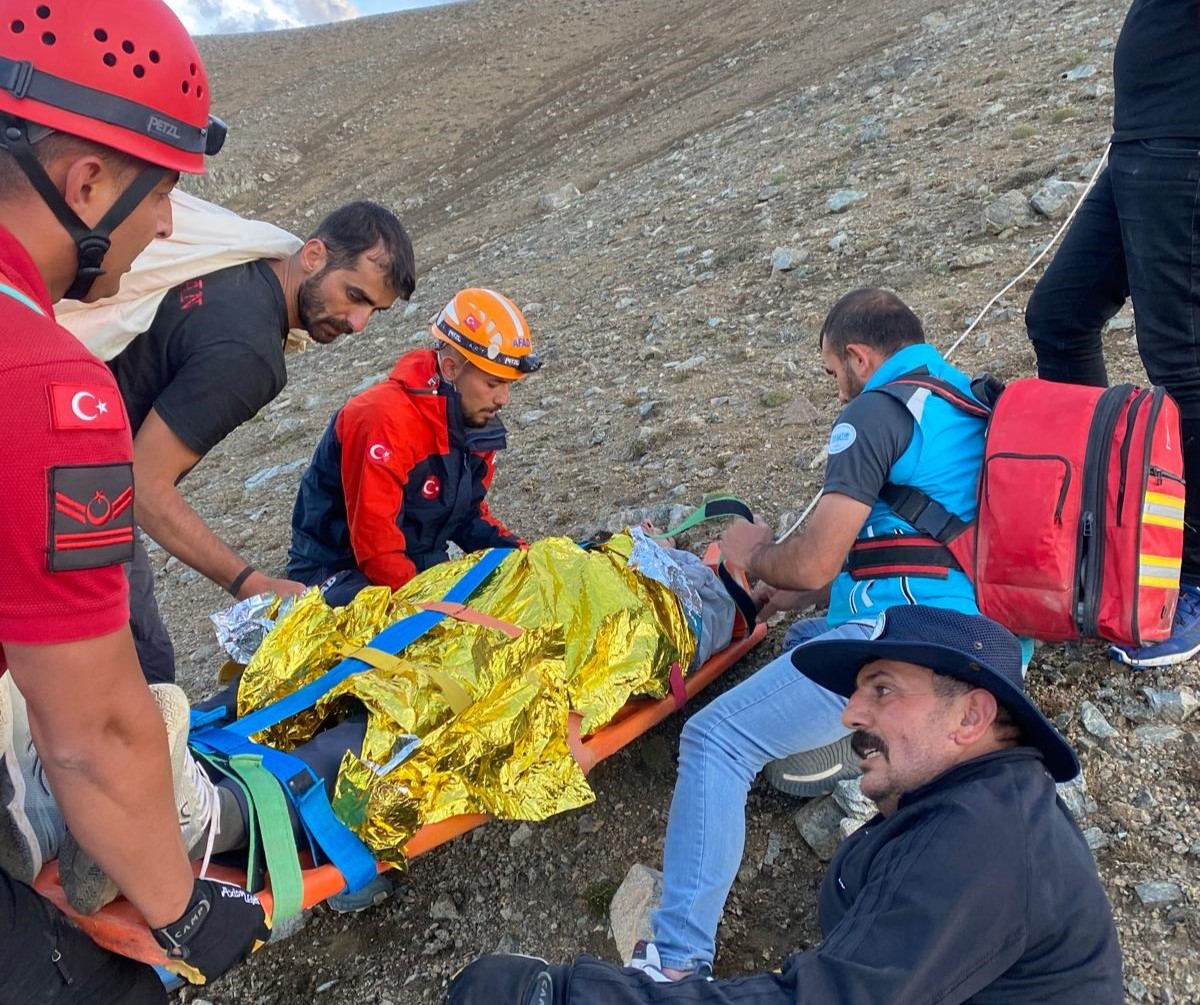 Kontrol&uuml;n&uuml; kaybederek sert iniş yapan paraş&uuml;t&ccedil;&uuml; yaralı olarak kurtarıldı
